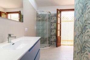 Shower, bidet, towels, shampoo
