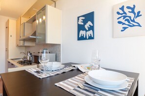 Réfrigérateur, micro-ondes, lave-vaisselle, grille-pain