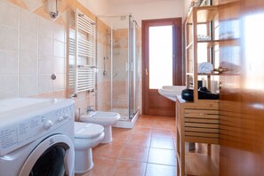 Regadera, bidet, toallas, shampoo