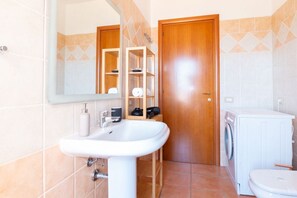 Shower, bidet, towels, shampoo - Su Pasiu- Charming House in Sinis (Cabras)