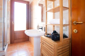 Shower, bidet, towels, shampoo - Su Pasiu- Charming House in Sinis (Cabras)