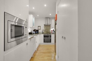 Een koelkast, een microgolfoven, een oven, een vaatwasser