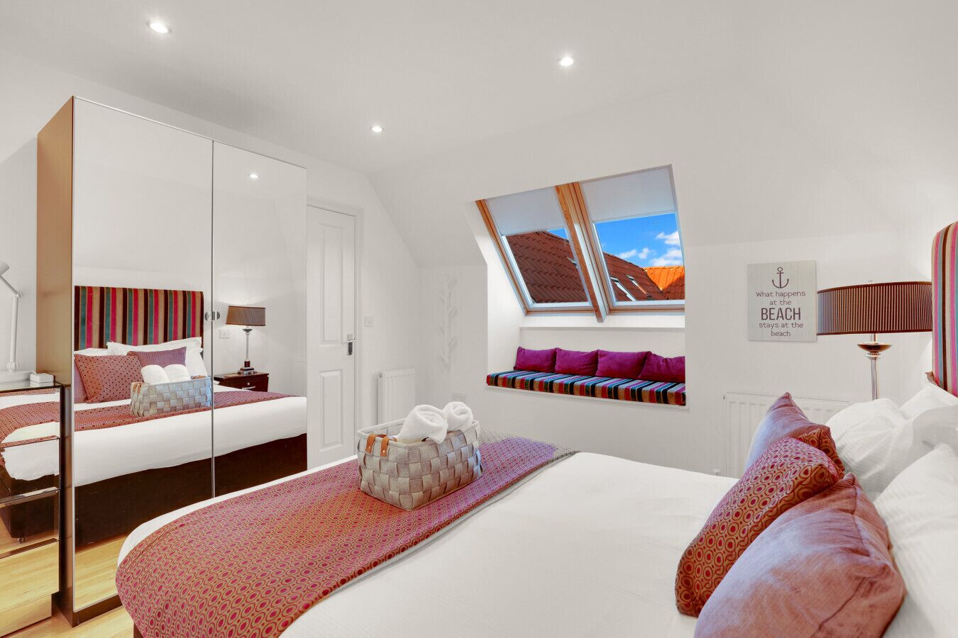 Bureau, fer et planche à repasser, lit parapluie, Wi-Fi