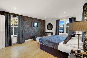 Bureau, fer et planche à repasser, lit parapluie, Wi-Fi