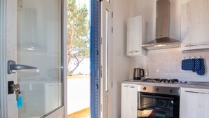 Une cuisine équipée d’une cuisinière, d’un four et de placards.