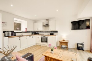 ثلاجة، ميكروويف، فرن، موقد طهي مسطح