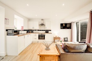 Fridge, microwave, oven, stovetop - Linhope- North East Escapes (Wooler)