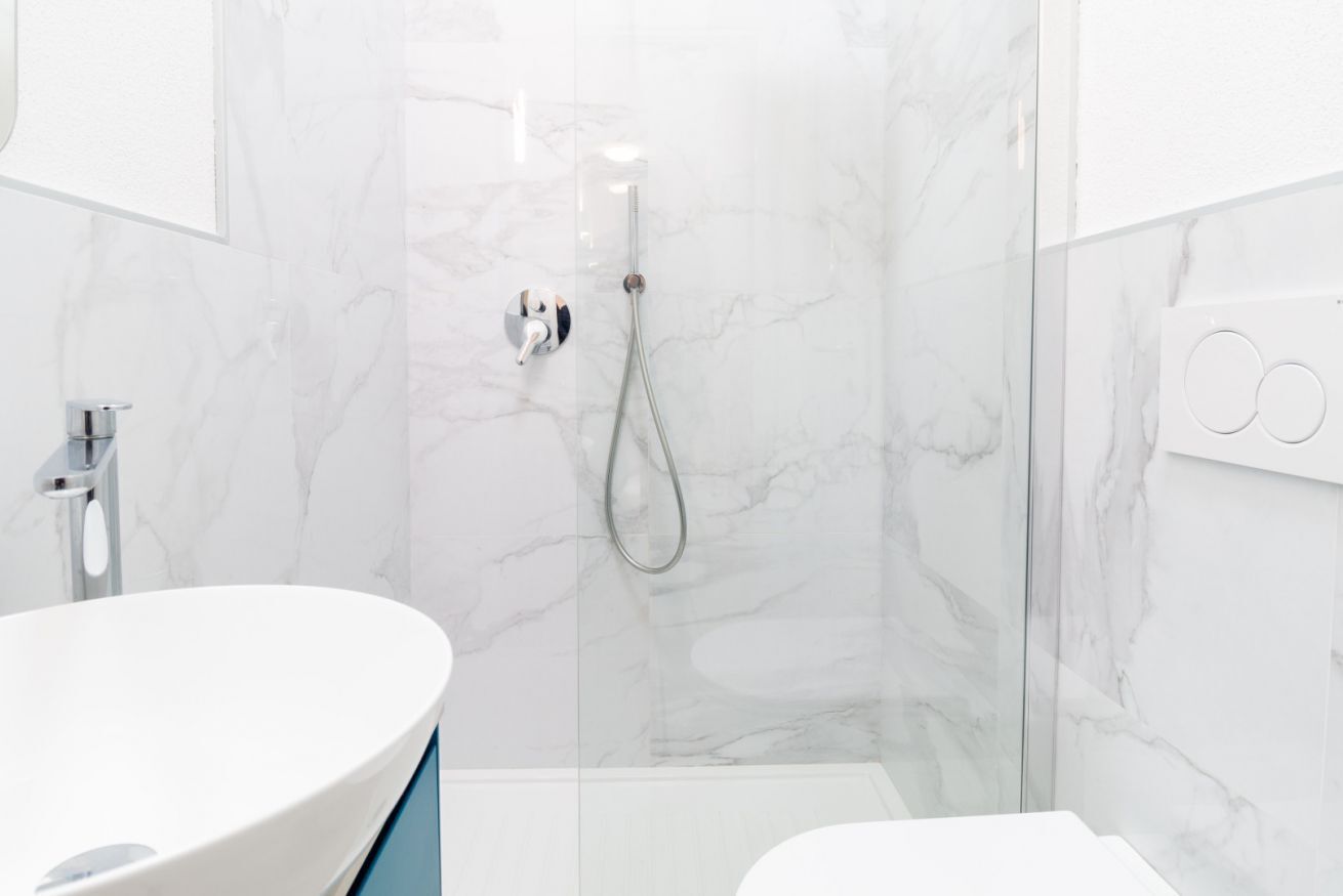 Shower, bidet, towels, shampoo