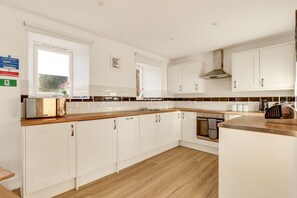 Fridge, microwave, oven, stovetop - Humbleton- North East Escapes (Wooler)