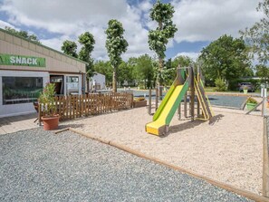 Children’s area - Spacious mobile home with terrace for 8 guests (Puyravault)