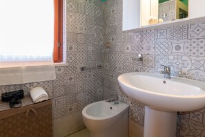 Doccia, bidet, asciugamani, shampoo
