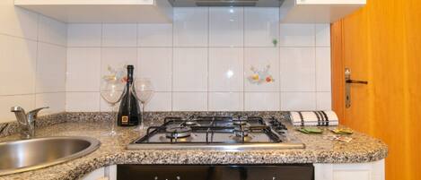 Kjøleskap og mikrobølgeovn