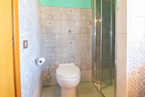 Douche, bidet, serviettes fournies, shampoing
