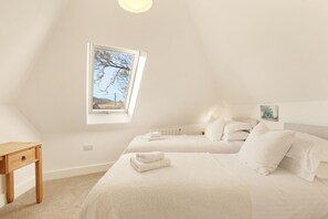 Cuna de viaje, wifi y ropa de cama