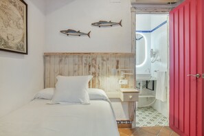 WiFi, bed sheets - Room 'Hostal Santa Catalina 5' with Shared Terrace, Wi-Fi and Air Conditioning (Conil de la Frontera)