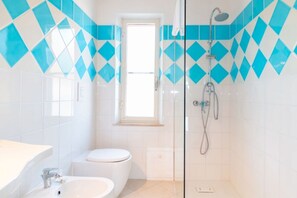 Douche, bidet, serviettes fournies, shampoing