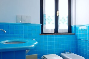 シャワー、ビデ、タオル、トイレットペーパー