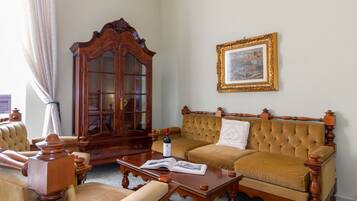 Une pièce au décor traditionnel, avec un meuble en bois, un canapé, une table basse et un tableau encadré au mur.