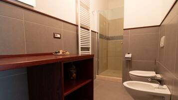 Doccia, bidet, asciugamani, shampoo