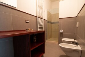 Bruser, bidet, håndklæder, Shampoo