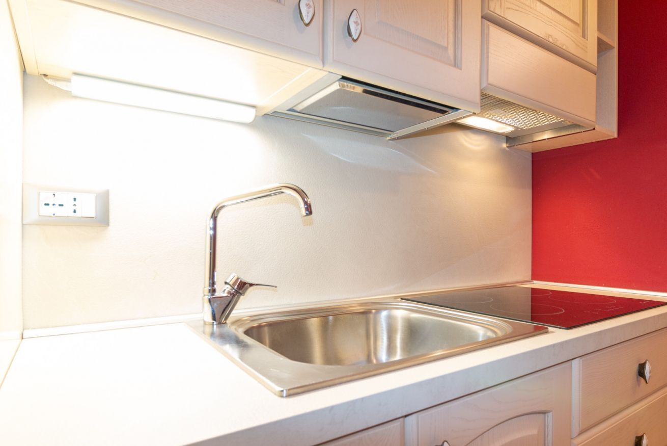 Réfrigérateur, un four, surface de cuisson