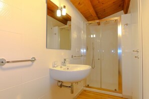 Shower, bidet, towels, shampoo - Xenia Boutique House 5 (ORISTANO)
