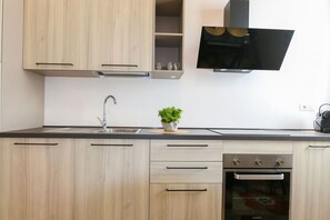 Frigorifero, microonde, piano cottura, lavastoviglie