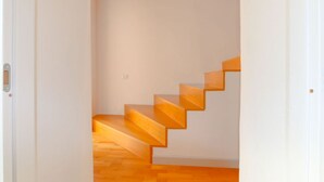 Una scala con gradini in legno che conduce a un piano superiore.