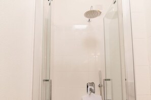 Shower, bidet, towels, shampoo - Xenia Boutique House 2 (ORISTANO)