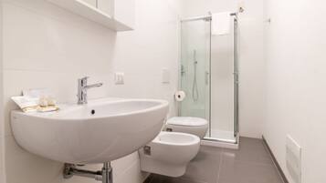 Shower, bidet, towels, shampoo