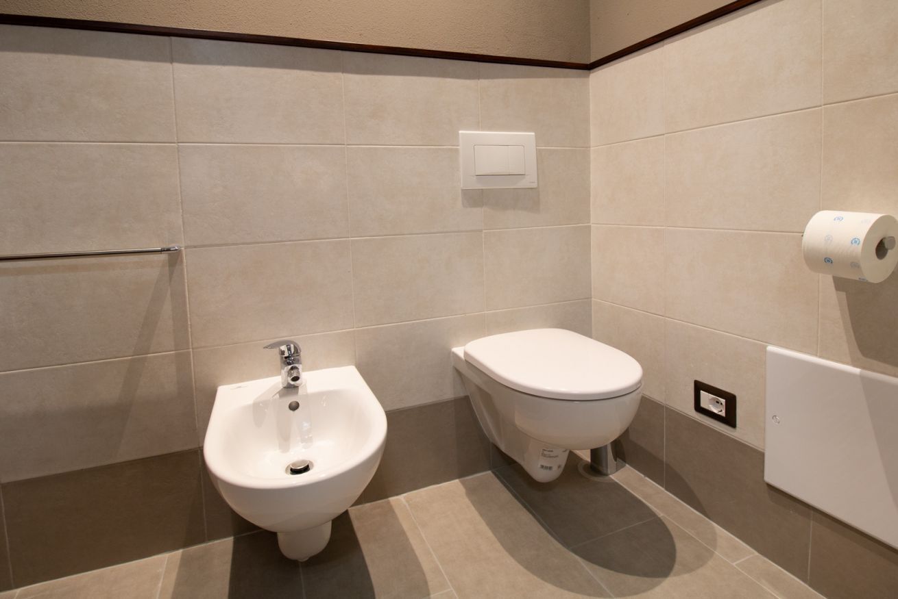 Doccia, bidet, asciugamani, shampoo