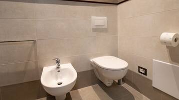 Doccia, bidet, asciugamani, shampoo