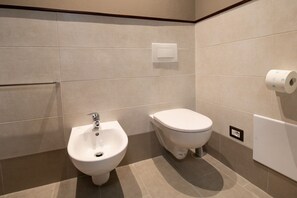 Dusche, Bidet, Handtücher, Shampoo