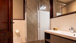 A bathroom with a shower, a sink, and a mirror. - Cocco e Dessì Home- Angelica (ORISTANO)
