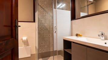 Doccia, bidet, asciugamani, shampoo