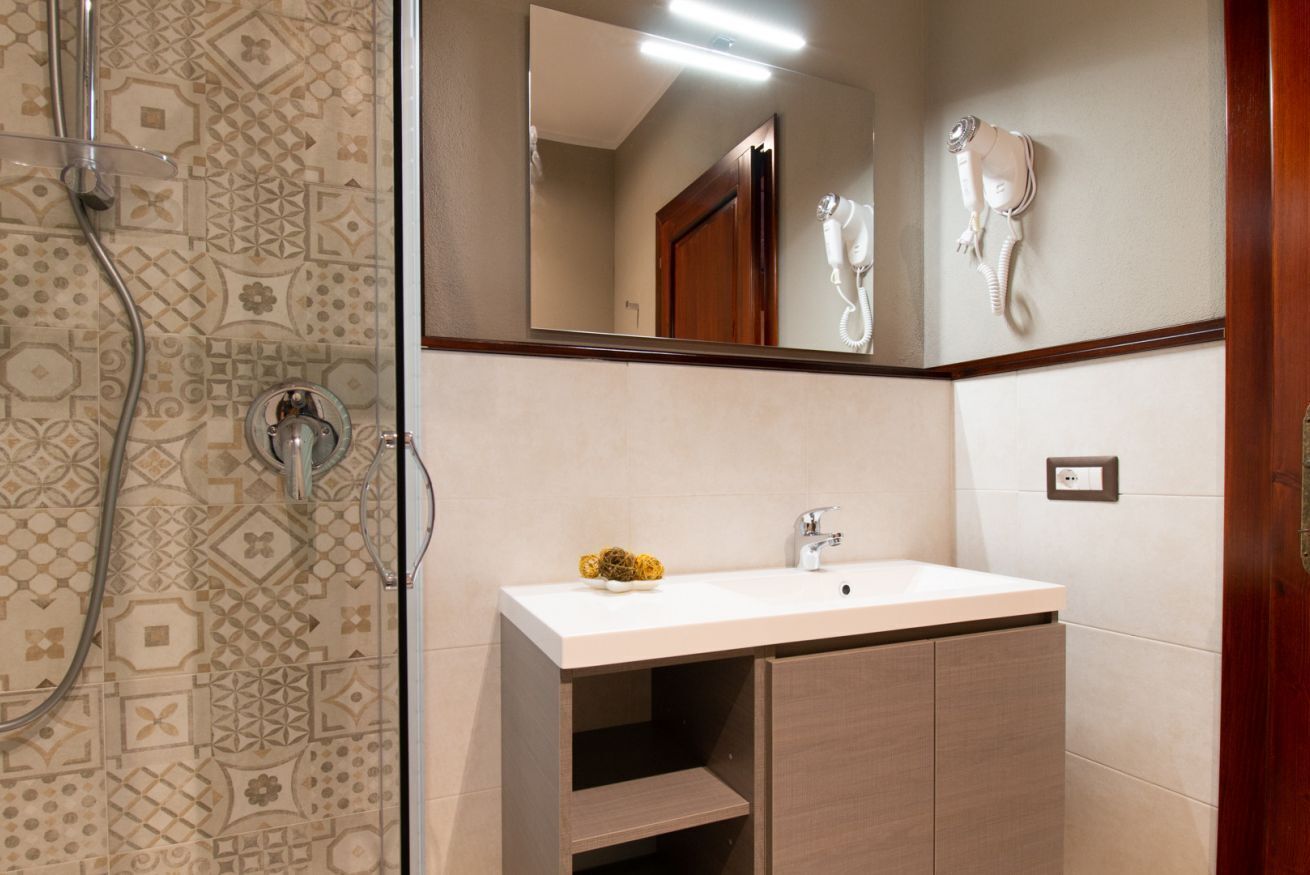 Doccia, bidet, asciugamani, shampoo