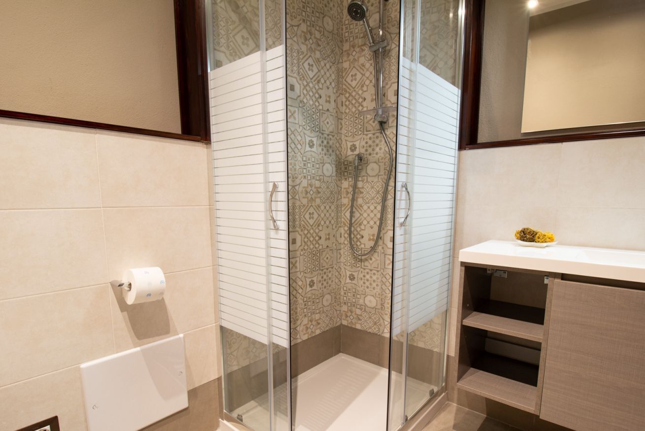 Dusche, Bidet, Handtücher, Shampoo
