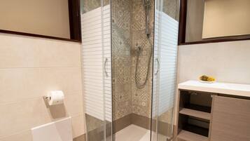 Dusche, Bidet, Handtücher, Shampoo