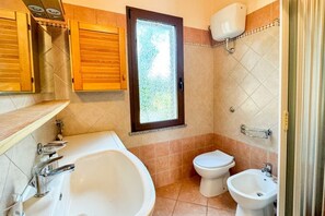 Shower, bidet, towels, shampoo