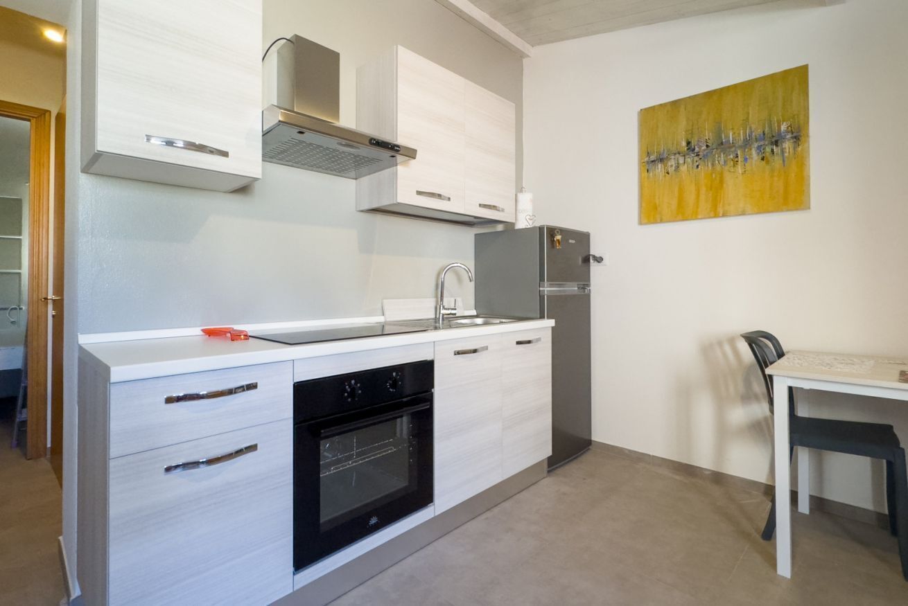 Refrigerador, microondas, utensilios de cocina