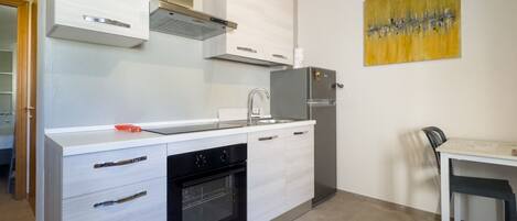 Kjøleskap og mikrobølgeovn