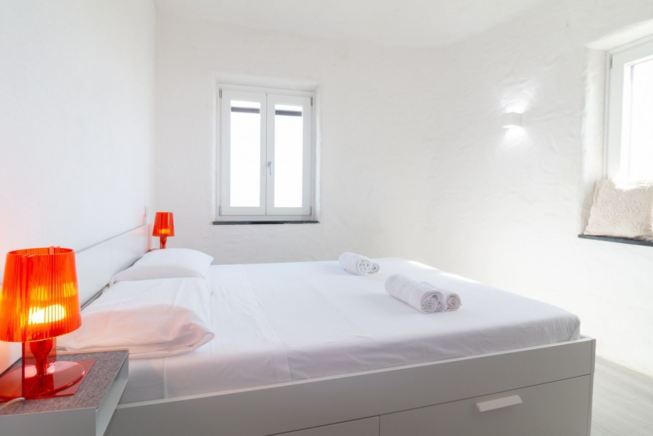 3 chambres, bureau, fer et planche à repasser, lit de bébé portatif