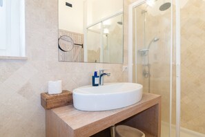 Douche, articles de toilette gratuits, sèche-cheveux, bidet