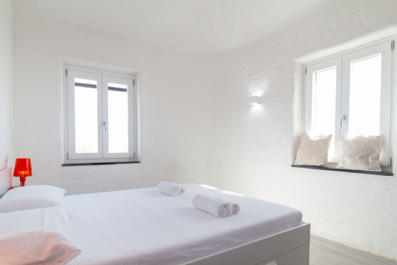 3 bedrooms, desk, iron/ironing board, travel crib