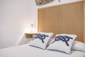 WiFi, bed sheets - Room 'Hostal Santa Catalina 6' with Shared Terrace, Wi-Fi and Air Conditioning (Conil de la Frontera)
