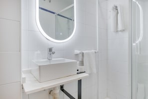 Shower, towels - Room 'Hostal Santa Catalina 6' with Shared Terrace, Wi-Fi and Air Conditioning (Conil de la Frontera)