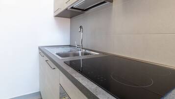 Frigorífico, microondas, lavavajillas y hervidor eléctrico