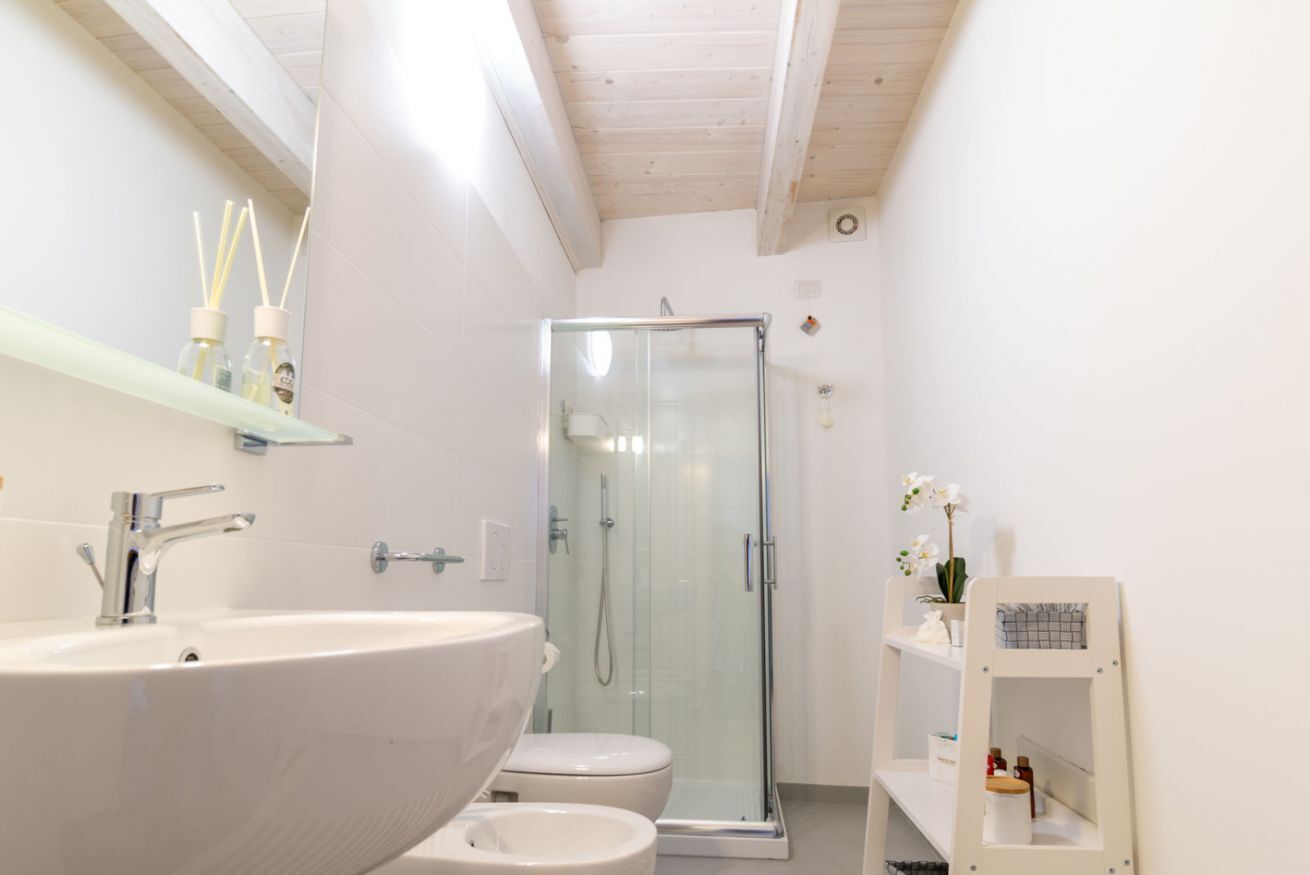 Bruser, bidet, håndklæder, Shampoo