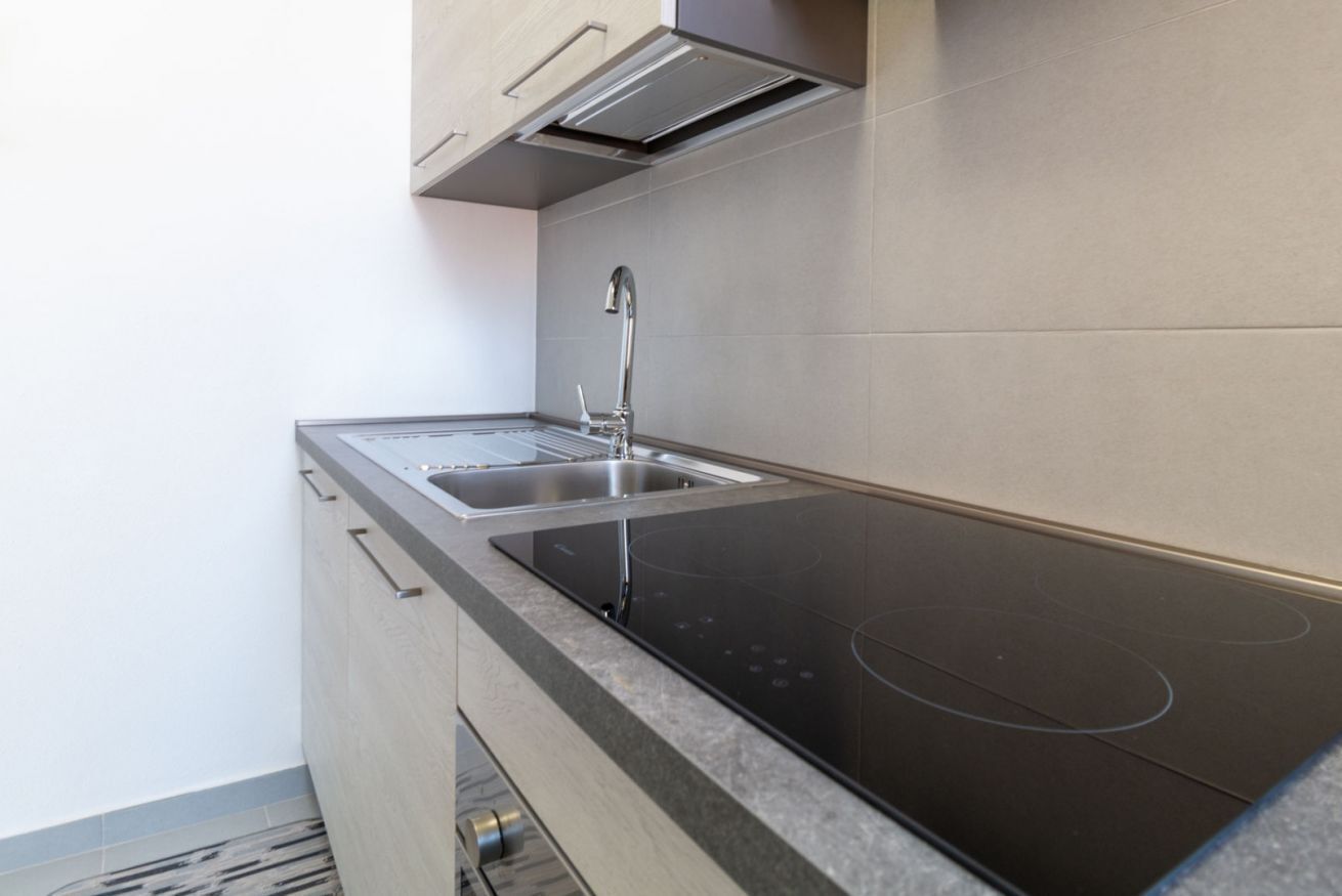 Kühlschrank, Mikrowelle, Geschirrspüler, Wasserkocher