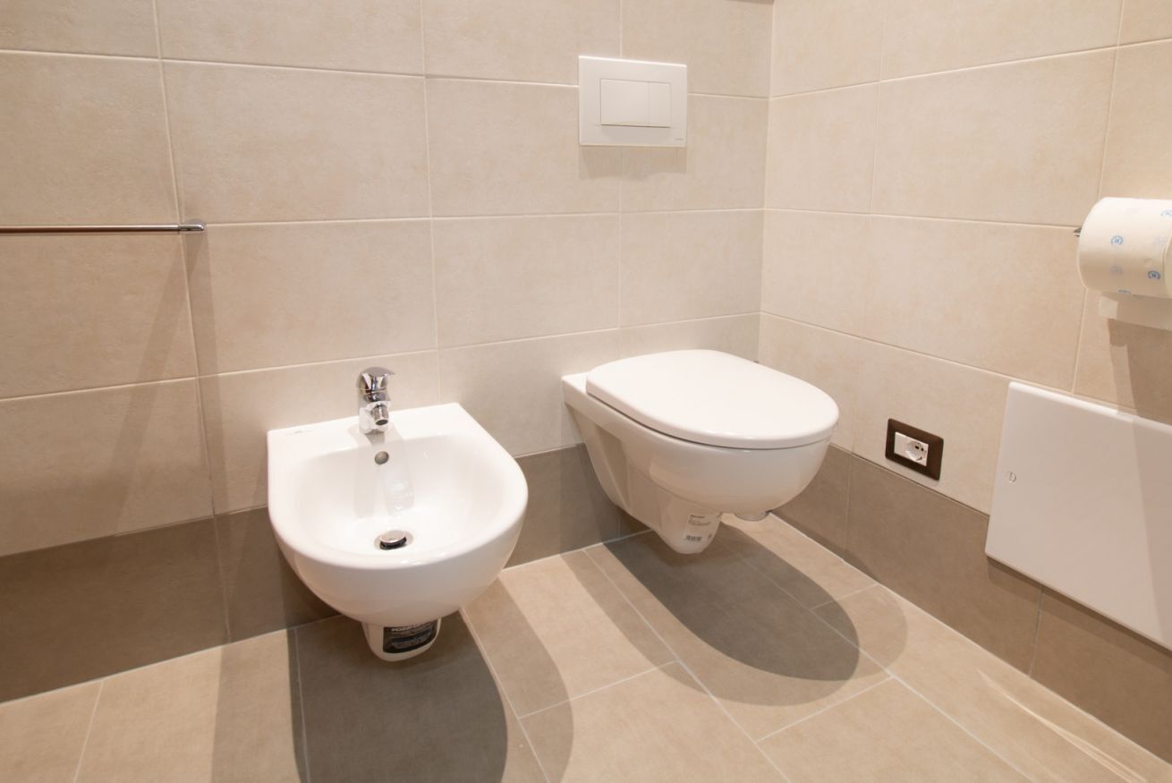 Doccia, bidet, asciugamani, shampoo